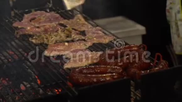 用木炭制作的鸡肉和香肠烧烤视频的预览图