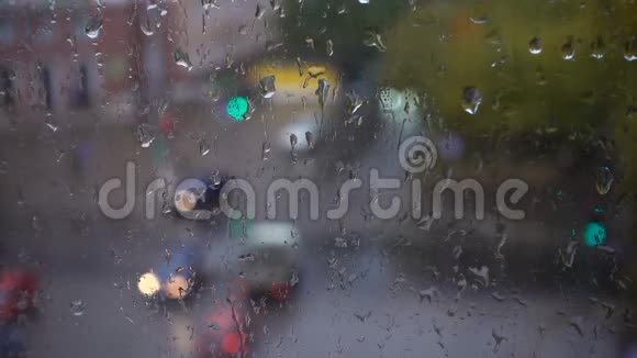雨天和滚滚的水滴从窗户看视频的预览图