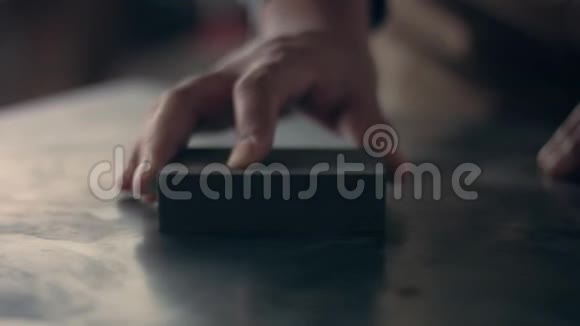 人打磨一张金属桌子视频的预览图