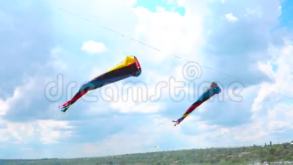 多种颜色的风筝在蓝天和云彩上飞翔视频的预览图