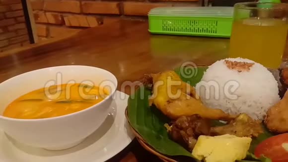 著名的印尼传统美食美味的阿亚姆视频的预览图