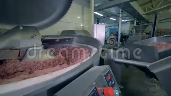 肉在植物上切碎视频的预览图
