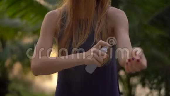一位美丽的年轻女子在皮肤上喷洒防蚊剂的特写镜头热带背景视频的预览图