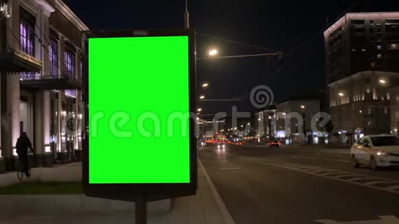 配备绿色空屏的现代城市灯箱视频的预览图