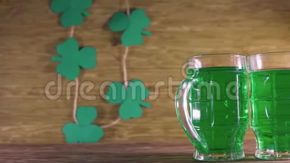 圣帕特里克节绿色啤酒和三叶草视频的预览图