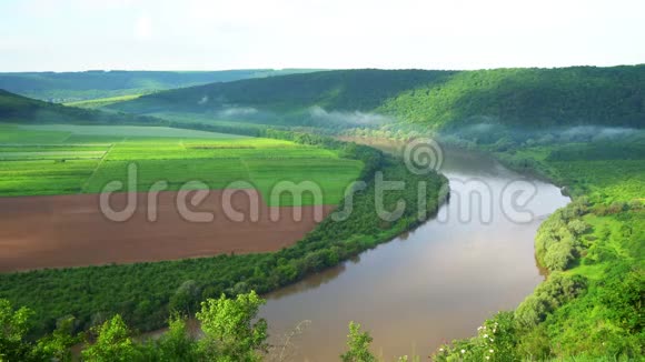 在寒冷的冬天雪和冰在夏天的阳光下在冰岛飞行的空中无人机冰川岩石山脉视频的预览图