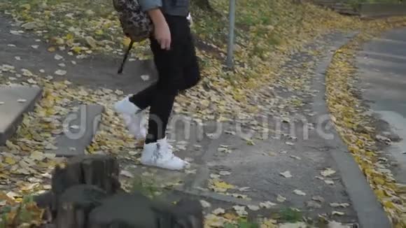 穿运动鞋的男孩走在人行横道上视频的预览图