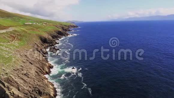 奇妙的爱尔兰西海岸和深蓝色大西洋视频的预览图