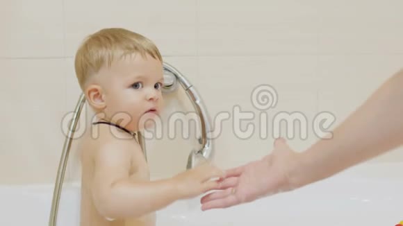妈妈邀请漂亮男孩去洗澡视频的预览图