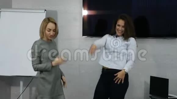年轻的女商人在办公室跳舞快乐快乐的商业团队庆祝胜利在办公室跳舞4k视频的预览图