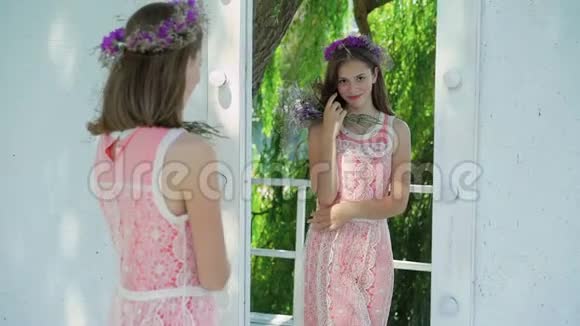 漂亮的年轻模特在户外对着镜子欣赏慢慢地视频的预览图
