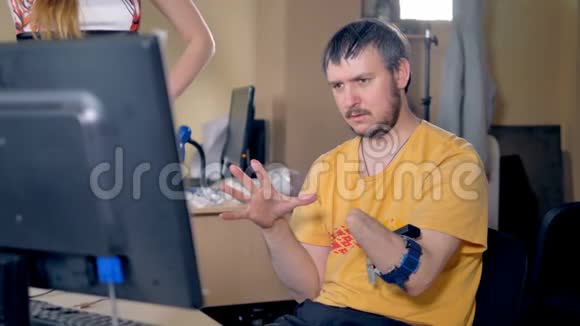 男性截肢手臂使用电脑无线技术4K视频的预览图