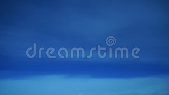 五颜六色的蓝色天空和薄雾云视频的预览图