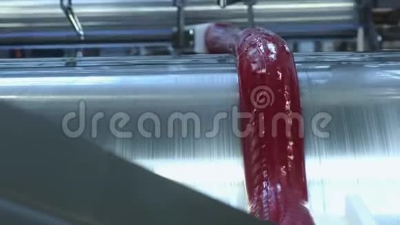 焦糖糖果的制造做棒棒糖焦糖糖果的生产生产线上的棒棒糖龙龙视频的预览图