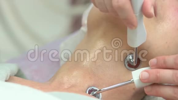 微电流治疗闭合颈部视频的预览图