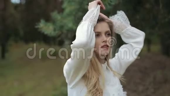 年轻漂亮模特穿着白色连衣裙对着镜头的画像视频的预览图