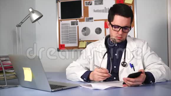 严肃的医生用手机里储存的表格病人的分析视频的预览图