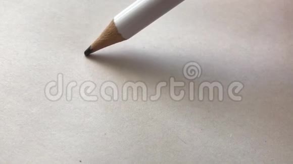 艺术家画一支木铅笔在纸上画一朵花视频的预览图