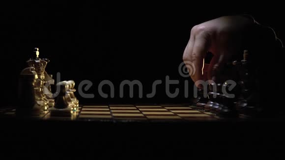 棋盘和象棋两个人手开始第一步视频的预览图