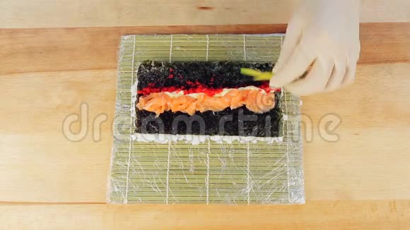 做寿司红鱼馅厨师长在地里包红鱼视频的预览图