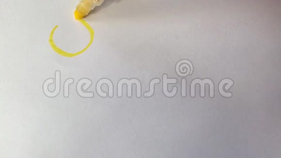 艺术家画一支毛毡尖笔在纸上画一个太阳视频的预览图