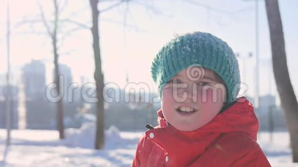 冬天一个小男孩的肖像视频的预览图