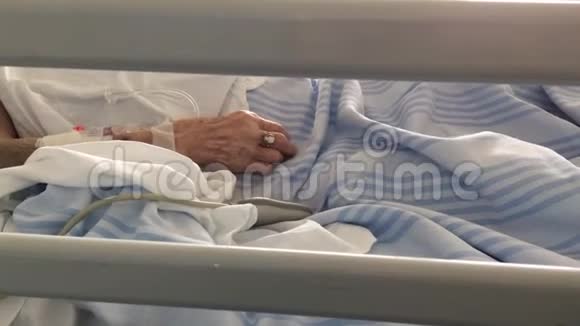睡在医院病房病床上的老年病人视频的预览图