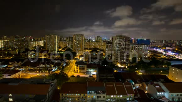 随着新加坡的城市景观夜晚的时光流逝乔奇亚特的云彩也在移动视频的预览图
