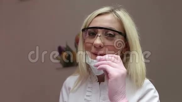 手里拿着工具的年轻女牙医的肖像视频的预览图