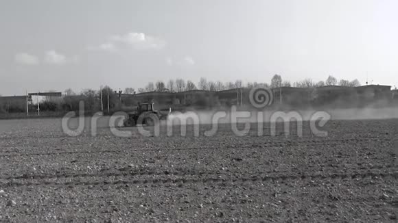 拖拉机在田野里工作由一列正在运行的火车到达视频的预览图