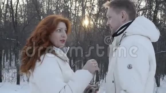 冬天森林里的快乐夫妻视频的预览图