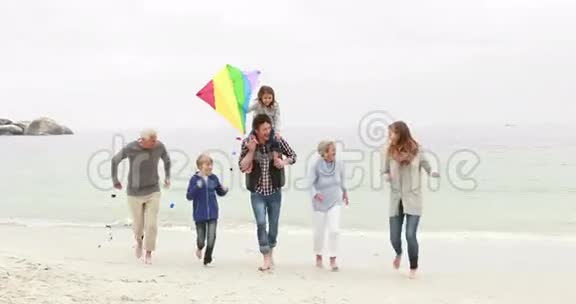 幸福的一家人带着风筝跑步视频的预览图