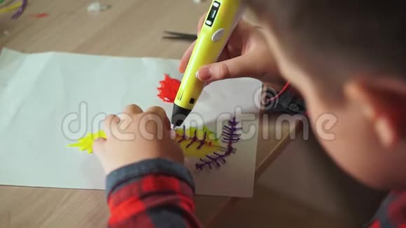 青少年男孩使用3D笔他用塑料制作了一个3D图形视频的预览图