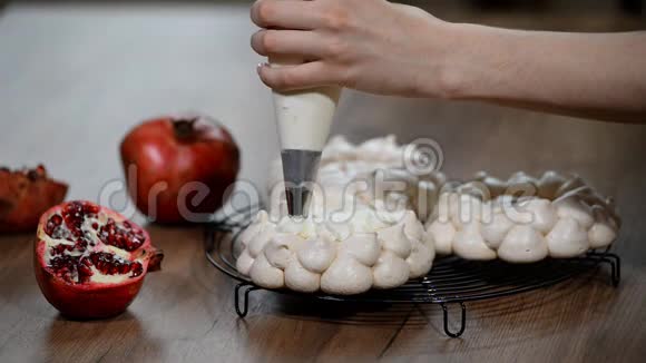 带有奶油和新鲜夏季浆果的巴夫洛娃蛋糕视频的预览图