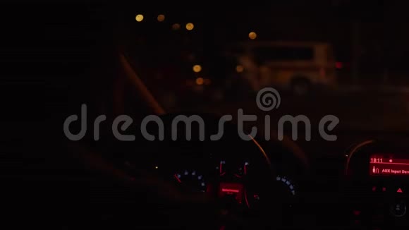 在漆黑的夜路上驾驶汽车时的人和方向盘视频的预览图