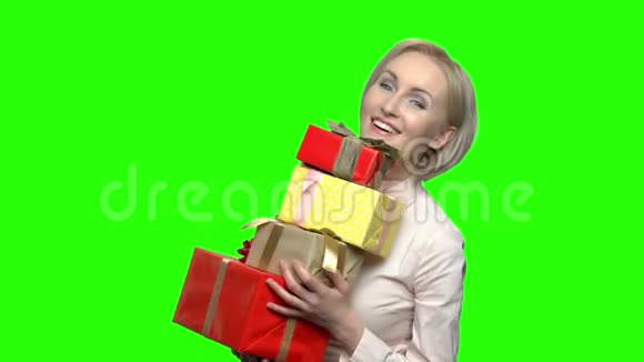 有礼品盒的女人视频的预览图