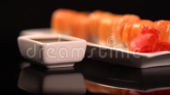 新鲜三文鱼寿司卷和酱油视频的预览图