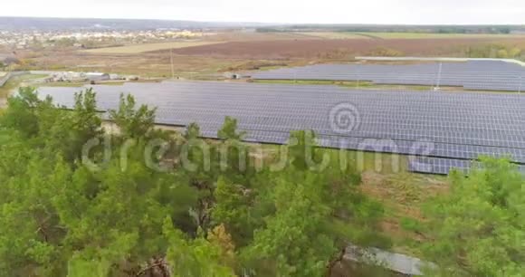 森林附近的太阳能农场森林附近的一个大型太阳能站视频的预览图