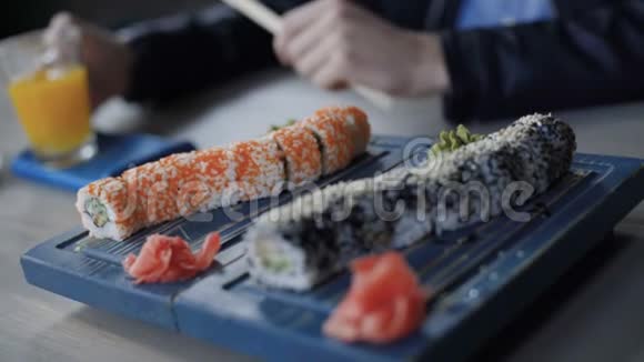 4K桌上有新鲜寿司卷视频的预览图
