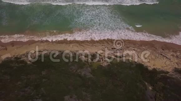 在孤独的海滩上鸟瞰海浪视频的预览图