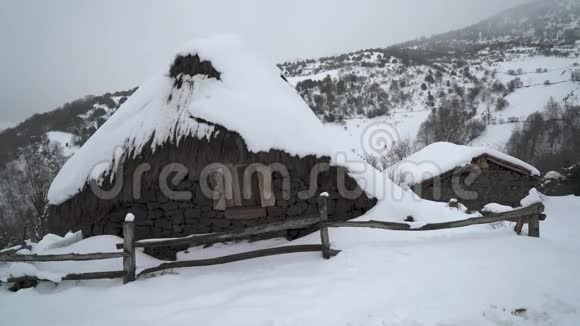 山上被雪覆盖的农村小房子视频的预览图