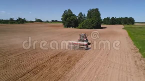 关闭无人驾驶飞机拍摄的一辆拖拉机播种了一片田野视频的预览图