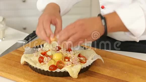 生的自制馅饼鸡蛋蔬菜和火腿准备烘烤视频的预览图