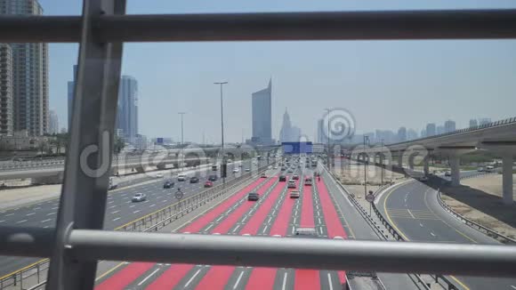 迪拜一条宽阔的多车道公路从地铁口看视频的预览图