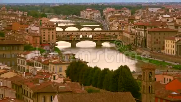 老金桥和阿诺河的景色意大利佛罗伦萨视频的预览图