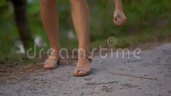 一位美丽的年轻女子在皮肤上喷洒防蚊剂的特写镜头热带背景视频的预览图