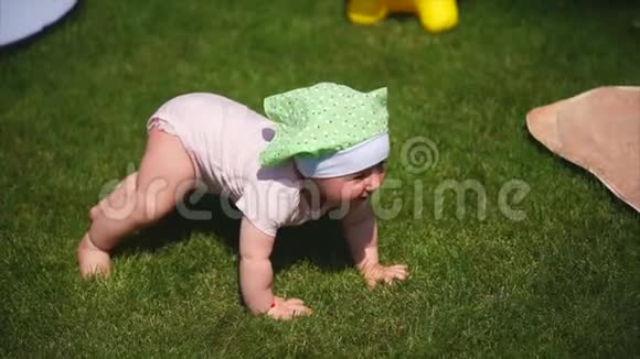 夏天一个小婴儿在草地上爬行视频的预览图