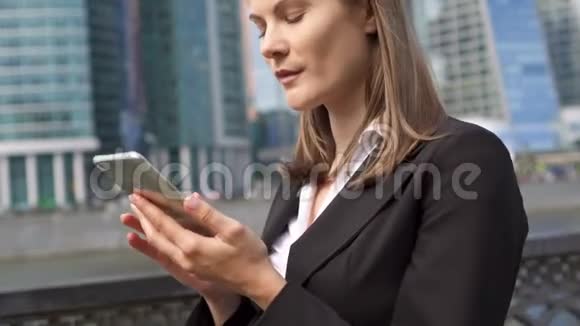 市区女商人用智能手机职业女性收到好消息兴奋不已视频的预览图