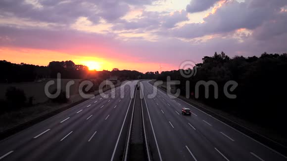 德国农村高速公路日出视频的预览图
