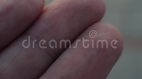 人类拇指上的指纹在极端宏观上的宏观视图视频的预览图
